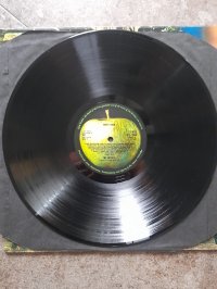 BEATLES 1 PRESS!!! Misaligned Apple BEATLES 1 PRESS!!! Misaligned Apple